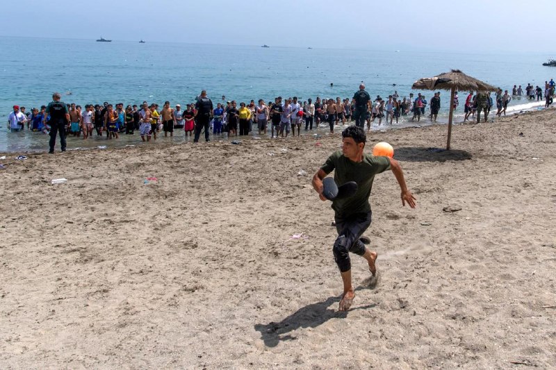西班牙位于北非的飞地休达因大量移民闯入引发混乱