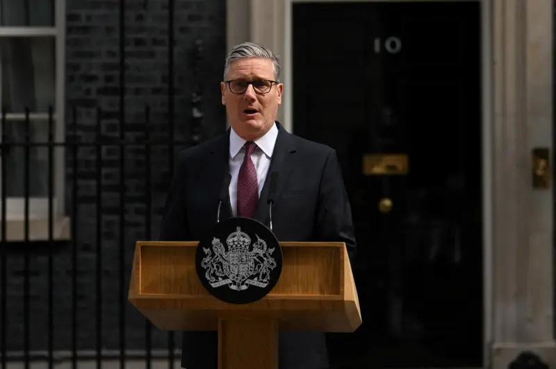 英国首相斯塔默在22日上午宣布辞职，这距离他在2024年7月大选中带领工党取得历史性大胜后出任首相尚不足两年