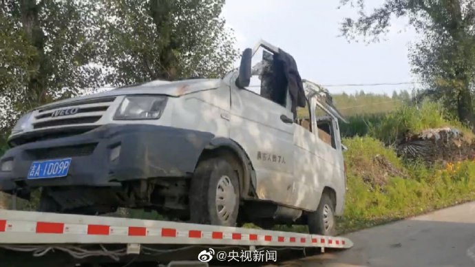 今天11时10分，黑龙江五常市山长路33km处，一小型普通客车（核载7人，实载15人），司机操作不当，驶入道路右侧沟内撞绿化树木，致9人死亡（当场死亡8人、后抢救无效死亡1人），6人受伤，1车损坏