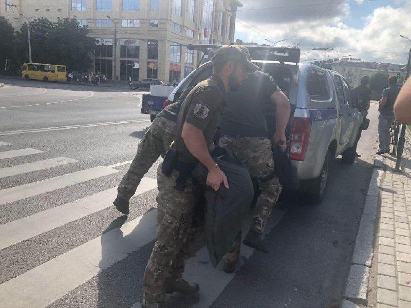 当地时间今天，据乌克兰卢茨克市当地警方消息，一名男子在市中心劫持一辆公交汽车，将车上20名乘客劫为人质