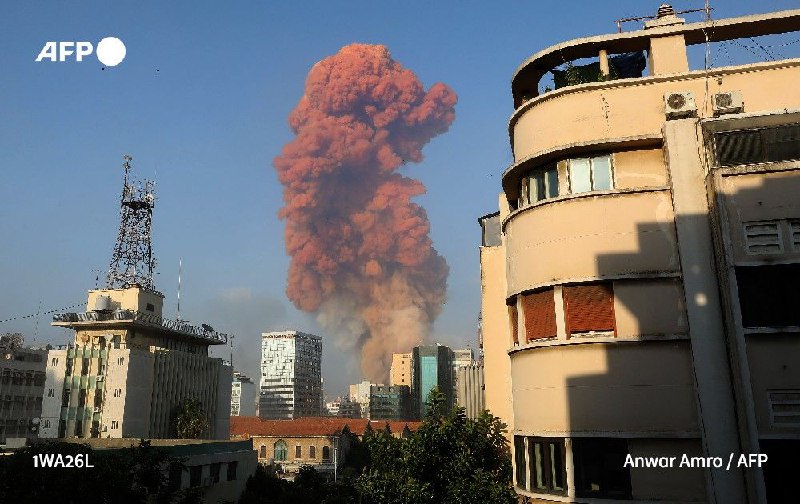 法新社记者说，黎巴嫩首都贝鲁特发生大爆炸，周围建筑物的窗户被震碎，巨大的烟尘飘向天空